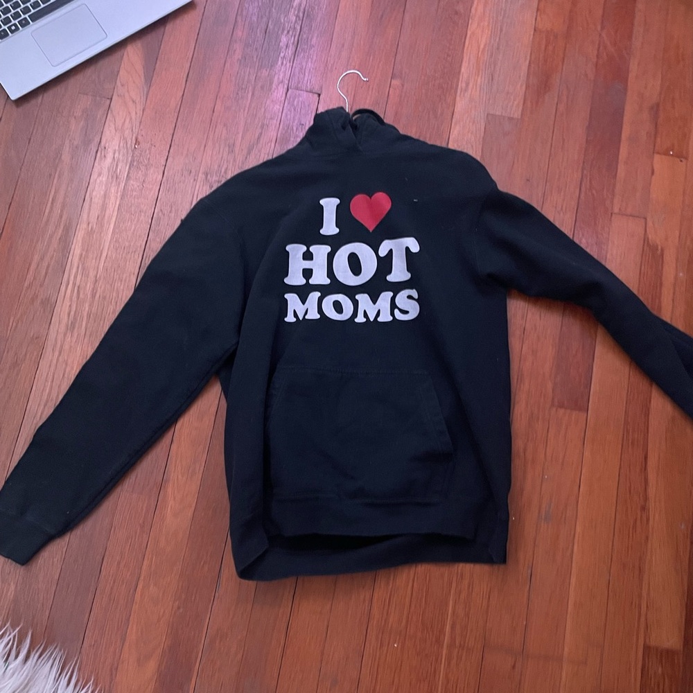 Wild Custom Apparel, I ❤️ Hot Moms Sweatshirt, L, Black